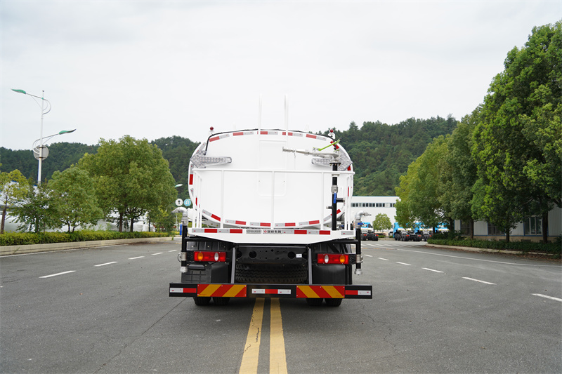 东风新汽D3L洒水车 13方（燃油车）