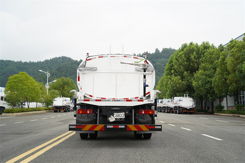 东风华神F5-200马力洒水车 12方（燃油车）