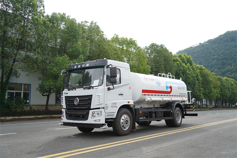 东风华神F5-230马力洒水车 15方（燃油车）