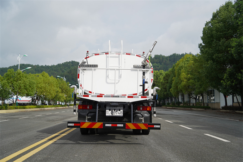 东风华神F5-230马力洒水车 15方（燃油车）