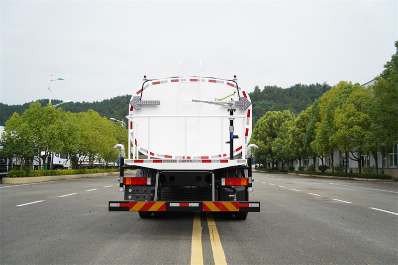 东风华神T5洒水车 23方（燃油车）