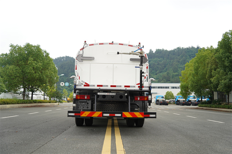 东风华神T5-200马力洒水车 14方（燃油车）